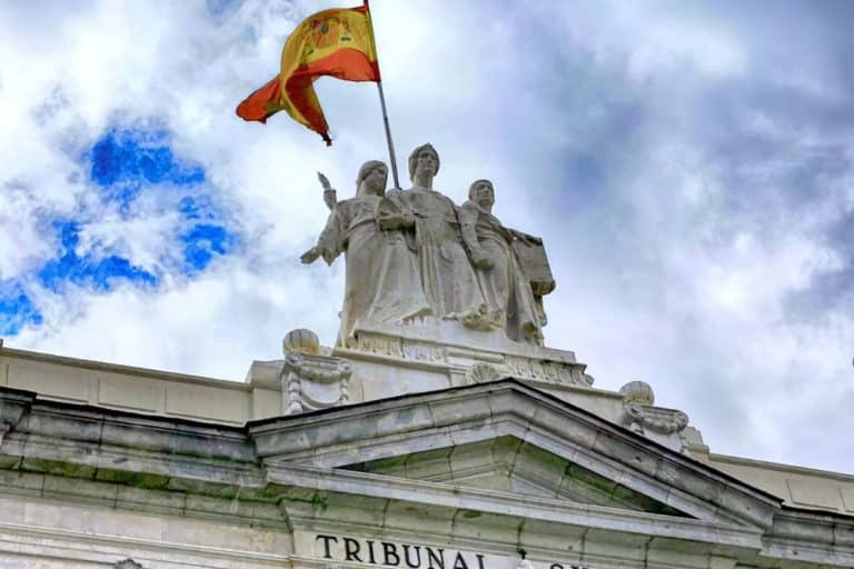 Lee más sobre el artículo El TS declara nulo el artículo del Reglamento de Extranjería que extingue el permiso residencia temporal en España por ausencia de 6 meses